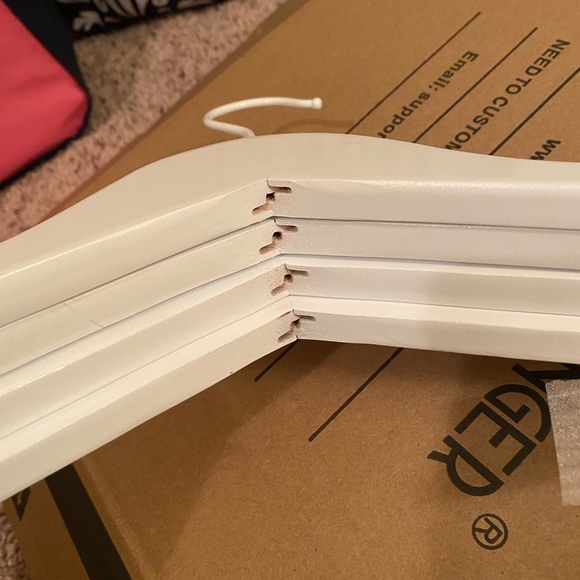 Set of 4- white hangers - Picture 4 of 5